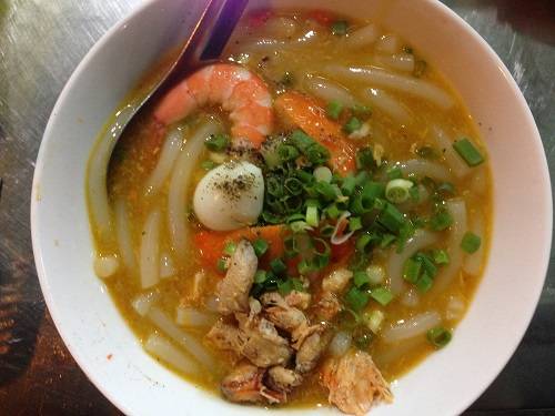Tô bánh canh cua xé ở quán gia truyền đường Vĩnh Viễn có giá 28.000 đồng. Ảnh: Má Lúm