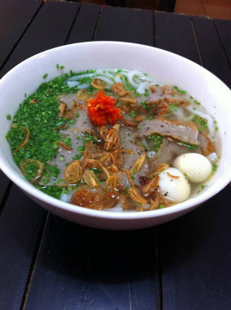 Tô bánh canh hẹ có trứng cút và ớt cay nồng đặc trưng Phú Yên. Ảnh: Bánh Bèo Quơ.