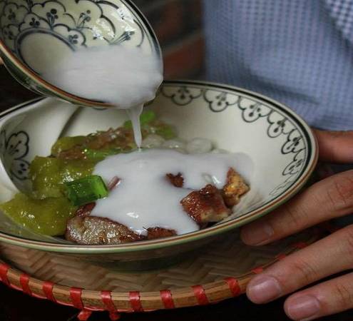 Chè chuối cốm nếp nướng: Chế biến từ thức quà dân dã của mùa thu, chè chuối cốm thường được ăn nóng. Chuối nếp mới nướng có vị thơm cốm xanh chiên vàng giòn tan, nước cốt dừa béo mà không ngấy. Bạn có thể thưởng thức món này ở các quán chè trên phố Hàng Than, Cầu Đông, Đội Cấn với giá từ 20.000 đồng một bát. Ảnh: Chè Xưa Nay.