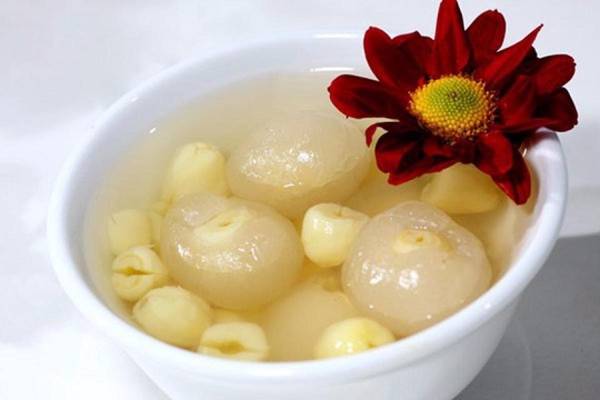 Chè nhãn lồng hạt sen: Nhãn lồng hạt sen vốn là một trong những món chè cầu kỳ đất Huế nay trở nên khá phổ biến ở các vùng khác, trong đó có Hà Nội. Sen tươi, nhãn có cùi ráo, trắng nõn và ngọt lịm, tạo nên món chè vừa dân dã vừa thanh tao. Ở Hà Nội, chè nhãn lồng hạt sen là “món ruột” của khách đến Đinh cà phê. Hoặc, bạn có thể thưởng thức ở hàng chè 1A Bát Đàn, số 4 Hàng Cân, 93 Hàng Bạc. Giá 20.000 đồng một cốc. Ảnh: Nhiên An.