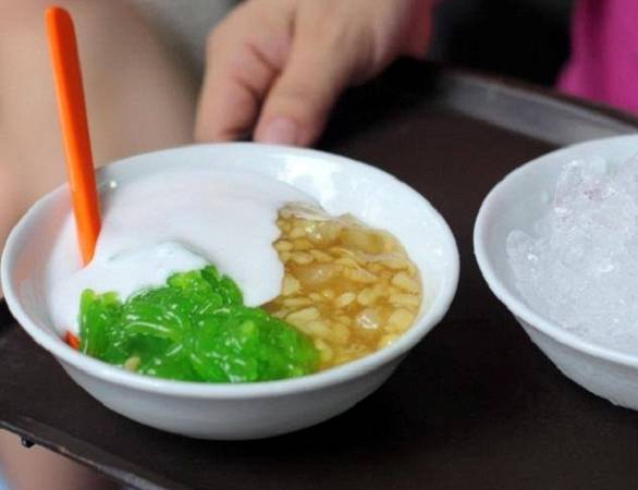 Chè bưởi cốt dừa: Chè bưởi là món ăn ưa thích của nhiều người khi đến Hà Nội vì dễ ăn, vị ngọt. Khi thưởng thức, du khách sẽ cảm nhận vị giòn ngon của cùi bưởi, thơm thảo từ hạt đậu xanh xen lẫn ngọt bùi và béo ngậy nhờ nước cốt dừa. Món này có những biến tấu, kết hợp nhiều loại khác như chè thái bưởi, chè ngô bưởi. Bạn có thể ăn chè bưởi từ sau 14h đến tối ở các quán nổi tiếng nằm trên phố Cửa Bắc, Hàng Giấy, ngõ 9 Hòe Nhai, phố Bà Triệu, chợ Ngô Sỹ Liên… với giá từ 15.000 đồng một cốc. Ảnh: Xoan Quán.