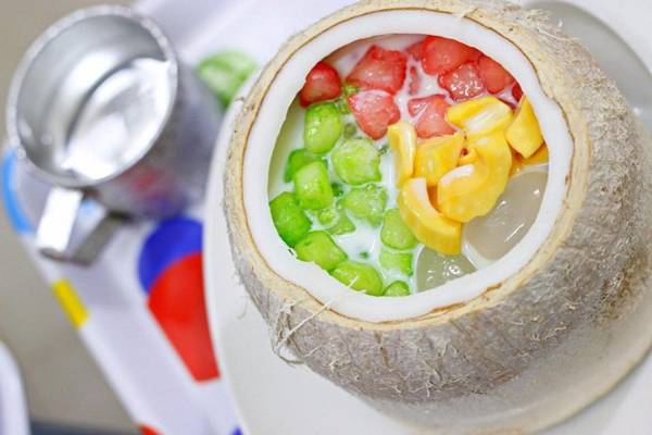 Chè củ năng trái dừa: Đây là loại chè có nguồn gốc Thái Lan, hấp dẫn từ màu sắc tới hương vị. Bên trong quả dừa nhỏ gồm nhiều nguyên liệu bắt mắt như thạch củ năng, hạt thốt nốt, mít, thạch dừa… mang vị ngọt thanh, thơm mùi nước dừa. Giá một phần là 45.000 đồng, được bán ở hàng chè số 30 Hàn Thuyên. Ảnh: Chè Thái Lan.