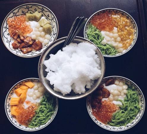 5-mon-che-ngon-phai-thuong-thuc-khi-den-hChè Thái: Là món ăn quen thuộc nhưng chưa bao giờ hết sức hút trong danh sách các món ăn vặt ở Hà Nội, chè Thái có thể dễ dàng được tìm thấy ở bất kỳ chợ nào hoặc những khu quà vặt nhộn nhịp. Một số nơi đựng chè trong cốc cho sẵn đá xay. Tuy vậy, chè Thái đúng điệu phải đựng trong bát. Địa chỉ quen thuộc cho các thực khách thưởng thức món này nằm ở chợ Nam Đồng, hoặc chè Thái phố Hàn Thuyên, Hàng Giấy, Cát Linh… với giá 15.000-25.000 đồng. Quán chè Cũ 1976 trên phố Trần Hưng Đạo cũng phục vụ chè Thái với giá tương đương bát phở là 40.000 đồng một cốc. Ảnh: Phương Nguyễn.