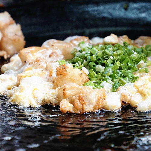 Bột chiên  Đây là một trong những món vặt được yêu thích nhất ở Sài Gòn. Xuất hiện ở nhiều con đường từ trung tâm ra đến ngoại ô thành phố, bột chiên có hương vị thơm ngon, dễ ăn, dễ tìm và giá cả phải chăng.