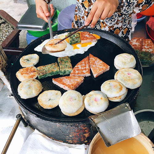 Bán phổ biến ở khu người Hoa, mỗi chiếc bánh có giá từ 5.000 đồng. Bạn có thể gọi 3 chiếc kèm theo một quả trứng gà đập vào là có thể thỏa cơn thèm của mình.  Địa chỉ gợi ý: Bánh hẹ Tròn Chợ Xã Tây (quận 5) hoặc đường Lê Quang Sung (quận 6). Ảnh: @dpduy.