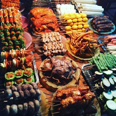 Đồ nướng  Ít có nơi nào là thực đơn các món nướng lại phong phú như ở Sa Pa. Không chỉ có thịt bò, thịt lợn hay xúc xích, người ta còn xiên cả cá, lòng, dạ dày, khoai lang, rau củ quả để nướng. Tùy từng loại mỗi xiên có giá tiền khác nhau, trung bình khoảng 10.000 đồng. Cái thú vị nhất của món này là thực khách chọn xiên rồi chờ chủ quán nướng chín, đến khi thưởng thức nóng hôi hổi, thơm phức. Ảnh: 2late134.