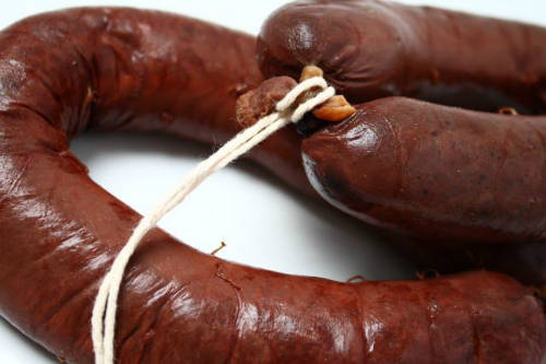 Xúc xích đỏ Trong ẩm thực Pháp, boudin noir là xúc xích đỏ hay dồi làm từ tiết lợn trộn cùng dấm và tùy vùng miền mà thêm các nguyên liệu khác như bánh mì, hành, gạo... đến khi đông lại. Hỗn hợp này được nhồi vào khúc ruột bằng phễu. Món này được phục vụ theo nhiều cách khác nhau, như xào với táo thái lát hoặc ăn nguội. Thực tế boudin noir không chỉ có ở Pháp mà cả các nước châu Âu khác là Anh, Đức, Bỉ, Tây Ban Nha... cũng tiêu thụ nhưng có tên gọi và thành phần khác nhau. Ảnh: Them-Apples.