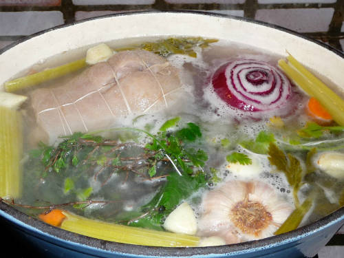 Đầu bê Người Pháp gọi món này là tête de veau, nghĩa đen chính là đầu bê. Đây là món mất khá nhiều thời gian để chuẩn bị. Đầu cần lọc xương rồi lấy phần thịt cuộn cùng lưỡi thành một bó rồi ướp gia vị để luộc sôi chừng 3 tiếng cùng các loại rau củ tới khi sủi bọt và được bao bọc mởi một lớp chất béo. Khi đem lên bàn ăn, óc bê được ăn kèm sốt gribiche (một kiểu mayonnaise làm từ trứng lạnh) hoặc sốt ravigote (làm từ rau, nước hầm thịt và rau thơm). Vào thời kỳ khó khăn, những người nghèo ở Pháp vẫn làm món này theo cách truyền thống nhưng sử dụng đầu lợn. Ảnh: Keldelice.