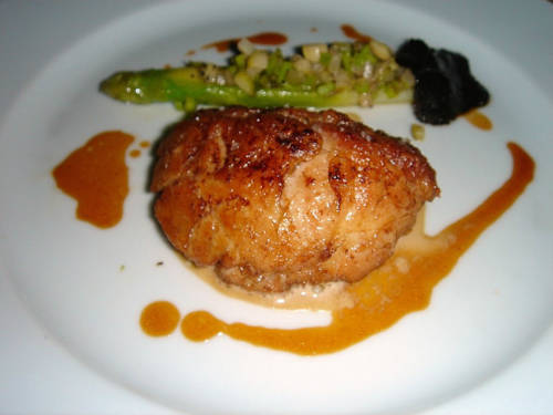 Lá lách bê Lá lách bê (hay ris de veau trong tiếng Pháp) phải được làm sạch bằng nước lạnh, nước muối vài lần trước khi chế biến. Sau đó chúng được đem đi ép, cắt ra để chiên hoặc om. Món ăn này cũng được cho là có nguồn gốc từ những người nghèo, tận dụng mọi bộ phận của động vật để làm thức ăn và về sau lại trở thành đặc sản. Hơn nữa, Pháp có rất truyền thống nuôi nhiều bò sữa, những con không cho sữa sẽ trở thành nguồn thực phẩm sẵn có. Ảnh: Inspirational Food.