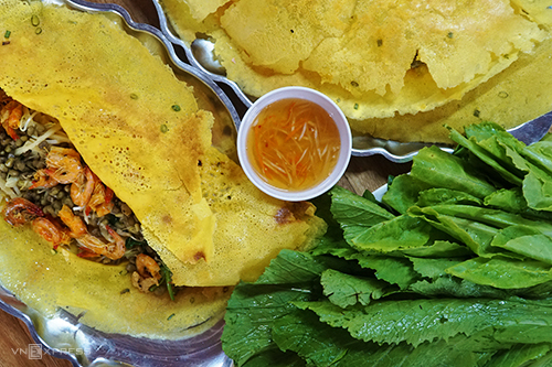 Bánh xèo  So với các nơi khác, bánh xèo miền Tây có thêm nước cốt dừa tạo nên vị béo và mùi thơm đặc trưng. Để làm ra chiếc bánh màu vàng, người dân trộn thêm chút nghệ vào bột, khuấy thật đều tay. Bánh cỡ lớn sau khi đổ lên chảo, được rắc phần nhân tôm, thịt đầy đặn cùng đậu xanh tạo vị bùi. Mỗi chiếc có giá 30.000 – 50.000 đồng.
