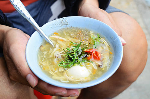 Chén súp cua món ăn đường phố Đà Lạt