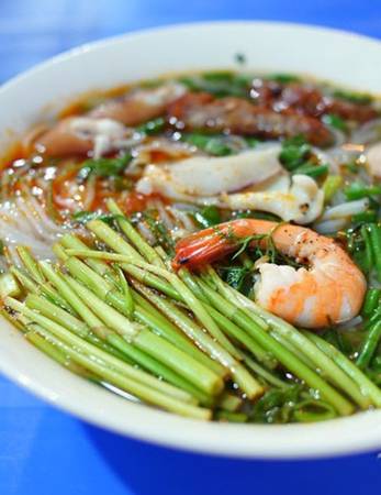 Bát bún đầy ăm ắp tôm tươi, ăn vừa ngon, lại ngọt, đủ no bụng cho bữa sáng trên biển. Ảnh: Haiphongaz.
