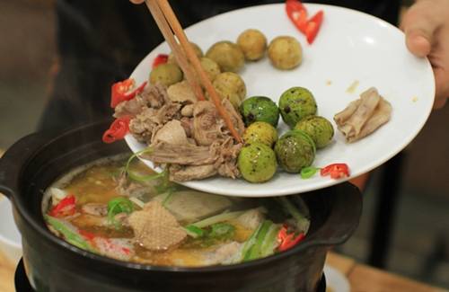 Lẩu vịt om sấu - Món lẩu se lạnh Hà Nội nổi tiếng mùa thu