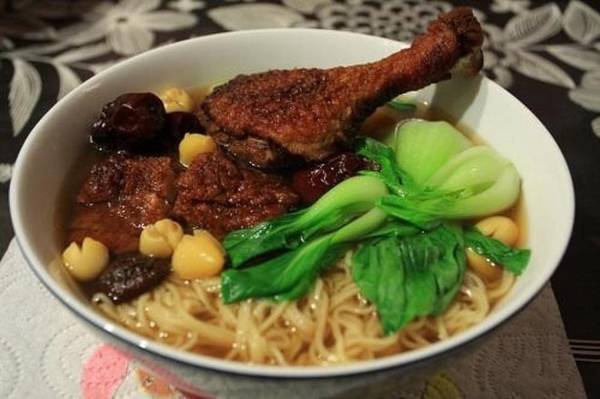Mì vịt tiềm - món mì ngon Sài Gòn