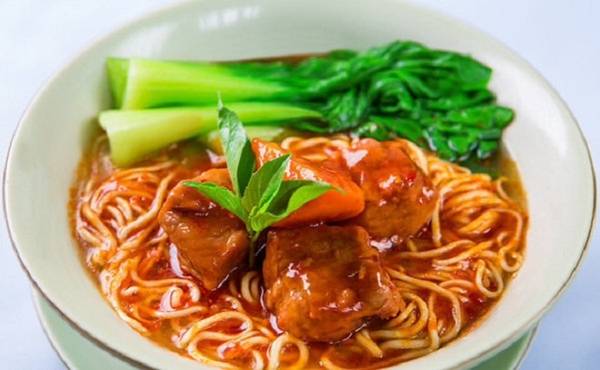 Mì sườn kho Sườn kho cháy cạnh có độ mặn vừa phải, đổ thêm nước và gia vị đun thành nồi nước lèo. Cách chế biến tưởng như đơn giản nhưng đòi hỏi sự khéo léo. Để có nồi sườn kho đạt yêu cầu, người nấu phải canh thời điểm sườn chín tới, cho nước vào, canh chỉnh lửa, tỷ lệ gia vị. Nhờ vậy, không chỉ sườn thấm vị, đậm đà mà nước dùng có vị ngọt từ xương. Các quán bán mì sườn kho ở đường Nhật Tảo, Tâm Ký, Nguyễn Công Trứ, giá 40.000 đồng một phần. Ảnh: vnfoods.