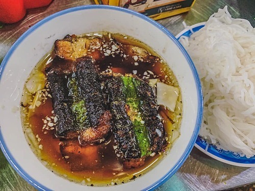 Bún chả kẹp que tre ngõ chợ Đồng Xuân