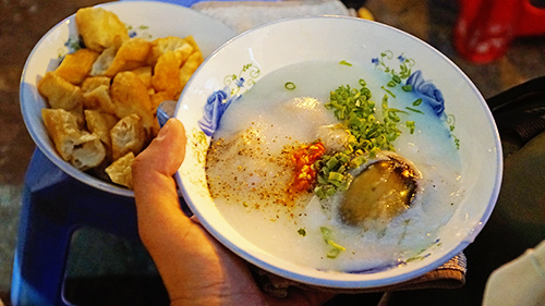 Cháo sườn  Cháo sườn là món ăn nổi tiếng của đất Hà thành. Nếu di chuyển trên con đường Hai Bà Trưng, quận 1, khúc gần chợ Tân Định, bạn sẽ phát hiện ra nhiều xe cháo sườn. Tuy chỉ bán vỉa hè, các quán ăn ở đây đều thu hút đông thực khách nhờ hương vị khác lạ của món ăn.  Nguyên liệu làm nên món ăn không phải từ bột, mà là hạt gạo xay vỡ, nấu nhừ trong nhiều giờ với sườn heo để tạo nên vị đậm đà, thanh ngọt. Mỗi tô cháo bình thường có giá 20.000 đồng. Bạn có thể gọi thêm trứng bắc thảo để ăn kèm. Người thích ăn cay có thể yêu cầu cho thêm ớt bằm.