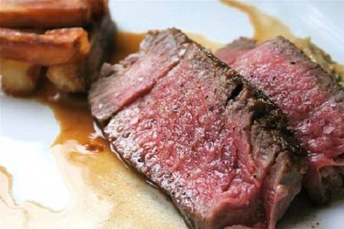 Bò tái kiến đốt: Đây là món ăn được chế biến theo cách rất lạ lùng: treo miếng thịt bò nóng hổi vừa xẻ thịt lên thân cây, ngay trước tổ kiến để kiến bâu vào đốt, sau đó mới đem rửa bằng nước muối loãng và nướng tái trên lửa than. Mỗi loại kiến mang lại hương vị khác nhau cho miếng thịt bò, do đó mỗi lần thưởng thức, bạn sẽ lại thấy lạ lẫm với món ăn thú vị này. Nước chấm làm từ tương ngô, tương đậu, gừng băm và đường. Khi ăn, thái thịt thành miếng vừa miệng và kẹp chung với chuối xanh, rau ngổ. Món ăn này có mặt trong các nhà hàng đặc sản, giá khoảng 350.000 đồng/kg. Ảnh: citinews