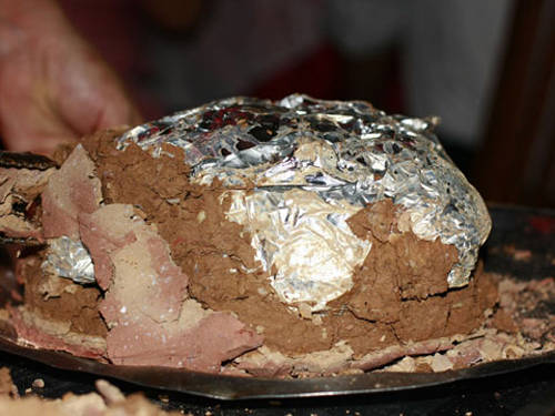 Gà đồi bọc đất nướng: Những con gà ri, gà tre nuôi thả rong trên núi nên thịt chắc, dai, ngọt, được chế biến thành gà hấp, gà quay, gà nướng mật ong, nhưng hấp dẫn nhất là món gà đồi bọc đất nướng. Gà làm sạch, bọc một lớp lá sen rồi đến lớp đất sét dày, nướng trên lửa than cho đến khi đất sét chuyển thành màu đen và bắt đầu nứt là gà chín. Xé gà khi còn nóng hổi và chấm muối tiêu chanh, buổi tối se lạnh ở phố núi Tam Đảo sẽ trở nên ấm áp hơn nhiều. Ảnh: kenhdulich