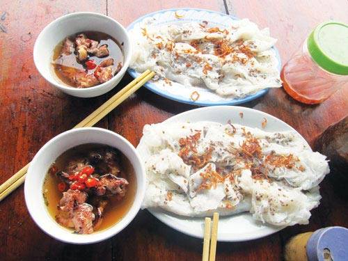 Bánh cuốn: Món ăn giản dị này ở Tam Đảo thường được gọi chệch đi thành “bánh quấn”. Không có nhiều khác biệt so với món bánh cuốn ở đồng bằng nhưng bột bánh được xay từ gạo lúa rẫy trồng trên núi nên thơm hơn hẳn. Bánh cũng có nhân thịt lợn xay với mộc nhĩ. Điểm độc đáo là ở món ăn kèm, hợp vị nhất là thịt lợn đồi nướng xiên. Ngoài ra, người dân Tam Đảo còn ăn bánh cuốn với trứng chiên, canh gà, thịt luộc. Ảnh: 24h