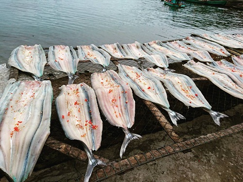 Cá xanh xương  Cá xanh xương là một đặc sản của quần đảo Nam Du. Gọi là xanh xương vì khi nấu chín xương cá có màu xanh ngọc. Thân cá dài và tròn, mỏ nhọn như cá kìm. Cá được chế biến thành nhiều món như tái chanh, nấu với bắp chuối... nên thực khách có thể thoải mái lựa chọn phù hợp sở thích. Nhưng cách làm phổ biến và nổi tiếng nhất là nướng. Để nướng cá ngon, người ta sẽ bọc cá trong bẹ chuối, quấn dây kỹ rồi đem nướng trên củi. Khi mùi thơm bốc lên đậm, bẹ chuối chuyển màu là lúc cá chín tới. Thịt cá xương xanh ngọt và chắc, ăn kèm rau rừng như lá cách, lá đinh lăng rất hấp dẫn. Ảnh: Thanh Tuyền.