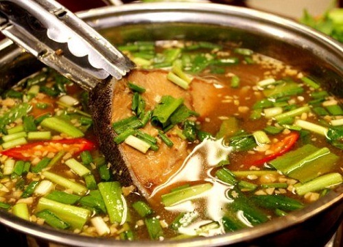 Lẩu cá bớp  Đây là một đặc sản mà du khách sẽ bắt gặp nhiều trong các thực đơn ở đảo. Thịt cá bớp có vị ngọt tự nhiên, không bở. Nước lẩu đọng lại vị chua thanh, hơi ngọt cùng cá bớp tạo nên vị đặc trưng của món ăn. Lẩu cá bợp thường ăn với bún kèm theo các loại rau sống và nước mắm nguyên chất mới đúng điệu. Món này dùng vào buổi trưa hay tối đều rất hợp lý. Ảnh: Hai Vinh Nguyen.