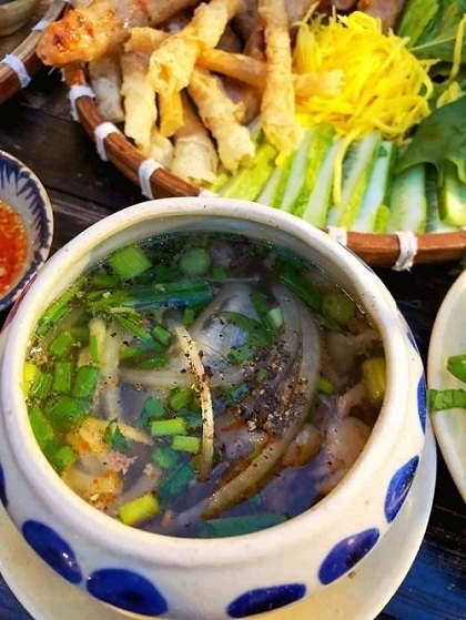 Mắt cá ngừ đại dương được ninh với thuốc bắc, du khách có thể thêm hạt tiêu khi du lịch Phú Yên. Ảnh: Phấn Nguyễn.