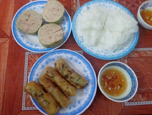 Ram bánh mướt - món ngon Hà Tĩnh giá 10.000 - 15.000 đồng một phần. Ảnh: Giao Thủy.