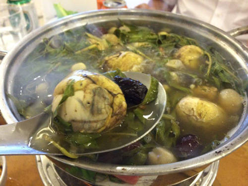Súp trứng vịt lộn: Thay vì hầm lá ngải thuốc bắc hoặc luộc và đập ra bát, người Phú Yên ăn trứng vịt lộn trong nồi lớn, nấu cùng các vị thuốc bắc, bỏ thêm chút gừng rau răm thơm phức. Khi ăn, thực khách lấy một quả trứng bỏ vào bát rồi chan nước hầm, thêm táo tàu, rau, gừng. Món ăn nhờ thế không bị khô mà thơm ngon và bổ dưỡng hơn.