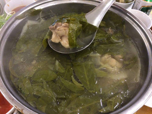 Lẩu gà lá dít: Lá dít được coi là đặc sản Phú Yên, bởi chỉ mọc ở một số vùng nhất định và có vị chua đặc trưng. Nhờ đó, khi nấu với các loại hải sản và gà, chim, lá dít góp phần tạo vị thanh mát, rất dễ ăn, nhất là trong tiết trời nóng bức. Lẩu gà lá dít hợp nhất là ăn thêm cùng bún. Chỉ cần chan nước lẩu, thêm vài lá dít và miếng thịt gà mềm tơi, bạn sẽ có một bữa ăn ngon.