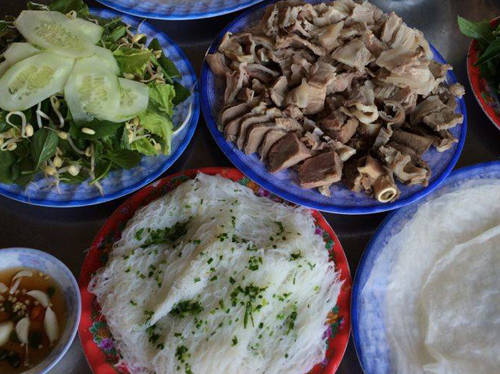 Bánh hỏi lòng heo: Có nhiều cách ăn kèm bánh hỏi nhưng lòng heo là sự kết hợp tạo nên đặc trưng cho ẩm thực Phú Yên. Bánh hỏi tạo nên từ những sợi nhỏ, giống sợi bún, trên chan nước mỡ hành ngầy ngậy. Những con heo nhờ chỉ được cho ăn gạo và cám nên lòng trắng, thơm ngon. Món ăn sẽ mất đi hương vị nếu thiếu bát nước chấm gồm mắm, chanh, ớt và tỏi. Điều đặc biệt là nước chấm ở Phú Yên đều do du khách tự gia giảm, vị mặn của mắm không quá gắt và ớt là loại xanh, có vị cay vừa phải.
