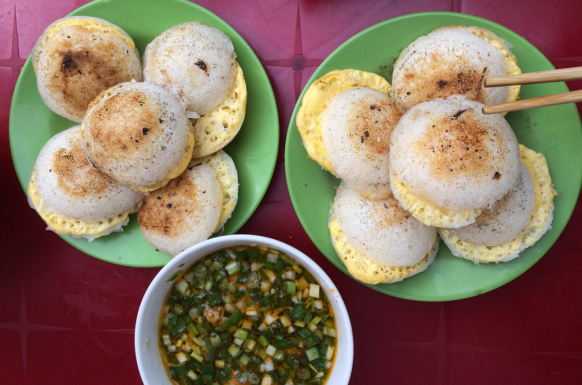 Bánh căn Đà Lạt nóng hổi với nước chấm đặc biệt