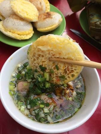 Bánh căn Đà Lạt món ngon Đà Lạt ăn kèm nước chấm