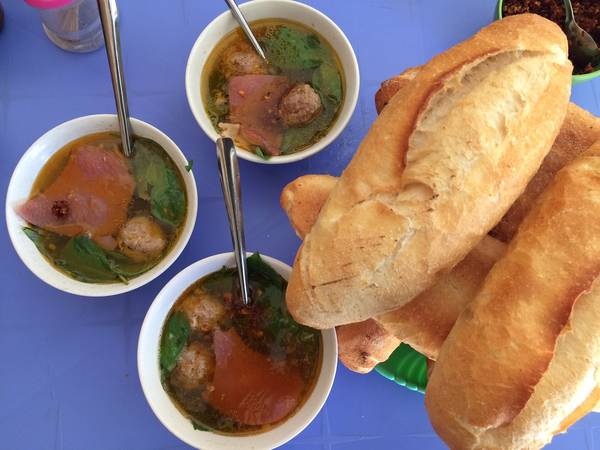 Bánh mỳ xíu mại Đà Lạt ăn ấm mùa lạnh