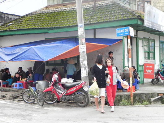Quán bánh mì xíu mại góc ngã ba Trần Nhật Duật - Hoàng Diệu. Ảnh: Zing news.