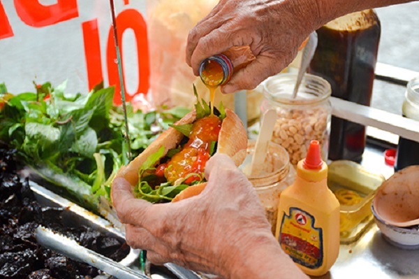 Bánh mì khô bò Phương Liên  Xe bánh mì Phương Liên mở được 19 năm, hiện nằm trên mặt tiền đường Nguyễn Huy Tự, sau lưng chợ Đa Kao. Đây là một trong những nơi đầu tiên bán bánh mì nhân khô bò. Sự quyến rũ của món ăn nằm ở miếng bò sần sật quyện cùng rau răm, tương ớt, đậu phộng rang. Quán còn bán gỏi khô bò đu đủ bào sợi.  Một ổ bánh mì có giá 12.000 đồng, khô bò riêng giá 16.000 đồng/lạng. Quán chỉ mở bán từ 15h, nghỉ ngày chủ nhật.