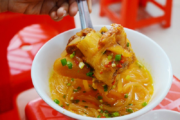 Bánh canh cô tóc bạc  Quán nằm trên đường Nguyễn Phi Khanh, ngay khúc giao giữa đường Đinh Tiên Hoàng - Võ Thị Sá, chỉ mở đúng một tiếng mỗi ngày. Từ 15h, khách đến quán ăn rất đông. Nếu đến trễ, bạn phải quay lại hoặc chấp nhận ăn bánh không có giò hoặc thịt.  Không chỉ nổi tiếng vì sự kì lạ bởi giờ giấc buôn bán mà hương vị của món ăn cũng lấy lòng nhiều khách. Sợi bánh canh trụng chung với nước lèo, mềm nhưng vẫn có độ dai. Giò có độ giòn, chấm chung với nước mắm ớt cay.