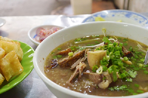 Cháo lòng cô Ba Đa Kao  Quán cháo xuất hiện từ những năm 60 của thế kỷ trước. Hiện tại, quán nằm ở trước một chung cư cũ trên đường Nguyễn Huy Tự. Địa chỉ này hút khách nhờ món dồi được chế biến theo công thức khác biệt, nhồi thăn heo mà không phải tiết kèm đậu phộng. Cháo ở đây còn ăn kèm với hành tím ngâm giòn có vị chua ngọt.  Giá cho một tô cháo là 40.000 đồng. Tuy đắt hơn so với mặt bằng chung, quán vẫn hút khách vào mỗi buổi xế chiều. Quán không bán ngày chủ nhật.