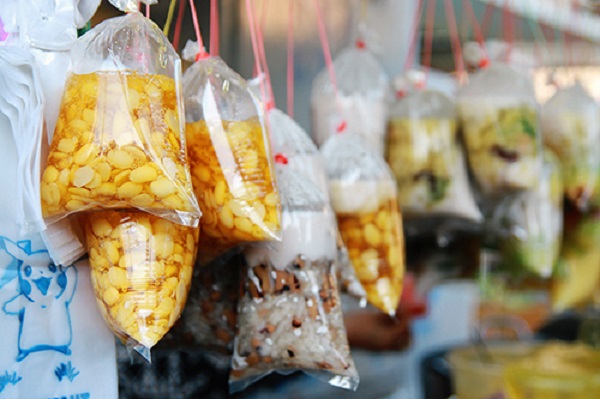Chè Đinh Tiên Hoàng  Chủ nhân xe chè này là cô Lộc. Theo lời cô kể, xe chè đã bán được hơn 40 năm nhưng bán tại góc đường Đinh Tiên Hoàng gần 30 năm. Xe chè bán hơn 20 loại khác nhau. Thực khách có thể ăn tại chỗ hoặc mang đi, không gian không quá rộng vì xe nằm ở vỉa hè. Giá trung bình một ly là 10.000 đồng.  Ảnh: Phong Vinh.