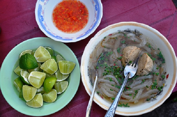 Bánh canh bò viên Điều níu chân thực khách của quán ăn vỉa hè này là miếng bò to, khi ăn dai giòn, mùi rất thơm. Nước lèo có vị đậm đà từ xương mà không có nhiều bột ngọt. Nằm bên đường, đây là địa chỉ quen thuộc của giới văn phòng quanh khu vực vào mỗi buổi chiều. Quán nằm cuối đường Nguyễn Văn Nguyễn, mở cửa từ 15h đến khoảng 19h mỗi ngày. Giá cho một tô bánh canh từ 25.000 đồng. Ảnh: Huấn Phan.