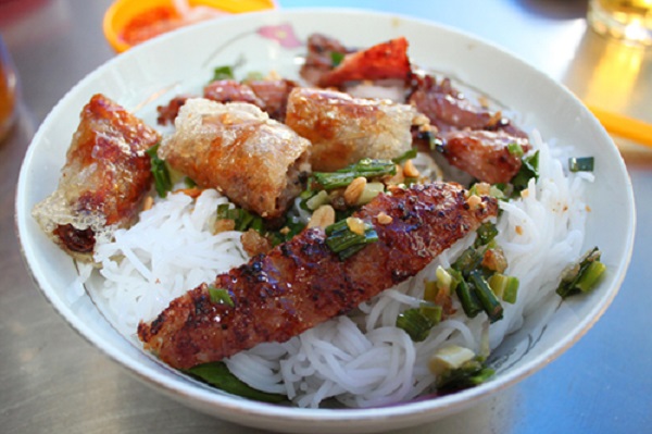 Bún thịt nướng Quán nhỏ nằm sát chợ, phía đường Nguyễn Hữu Cầu. Điểm mấu chốt làm nên "thương hiệu" của quán là thịt và nem được nướng vừa chín tới, mềm. Ngoài ra, nước mắm ở quán cũng có vị chua ngọt vừa phải, hơi sền sệt. Nếu thích ăn nhiều mỡ hành hay đậu phộng thì bạn có thể nói trước với chủ quán. Giá cho một tô từ 25.000 đồng. Ảnh: Huấn Phan.