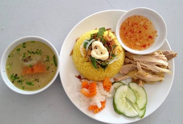 Cơm gà Phú Yên:  Ngoài phần cơm dẻo thơm nấu bằng nước luộc gà, cơm gà Phú Yên còn gây ấn tượng bởi thứ nước chấm riêng biệt và những miếng thịt xé thơm ngon. Bên cạnh những nguyên liệu chính là nước mắm, chanh, đường, tỏi, ớt được xay nhuyễn, công thức có một chút thịt gà xay, tạo nên độ béo ngậy và ngọt. Cơm gà Tuyết Nhung trứ danh TP Tuy Hòa đã có ở đường Tân Sơn Nhì, quận Tân Bình. Một phần cơm gà giá 22.000-35.000 đồng, tùy phần gà xé, gà chặt, đùi gà… ăn kèm rau răm, dưa chuột, hành tím ngâm đúng vị Phú Yên. Ảnh: Danphuyen.