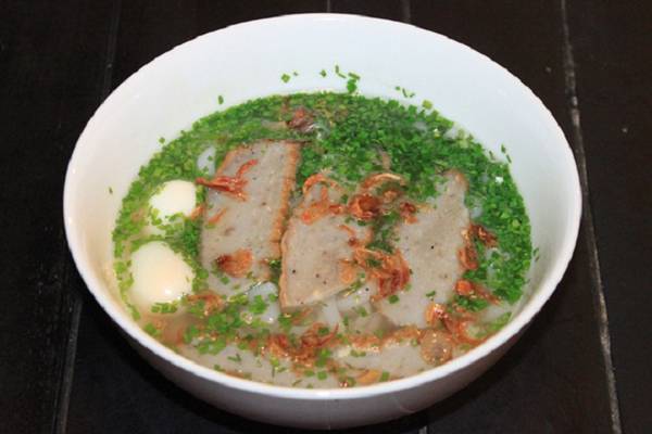 Bánh canh hẹ: Ngoài các nguyên liệu quen thuộc như sợi bánh canh xắt, chả cá, thì hẹ xắt nhỏ phủ kín bề mặt là đặc trưng riêng biệt chỉ có trong món bánh canh hẹ của người Phú Yên. Ở TP HCM, món này được bán trong những quán ăn chuyên đồ Phú Yên như Bánh Bèo Quơ đường Lê Văn Sỹ, Bánh canh cô Nga đường Phạm Văn Đồng với giá 20.000-30.000 đồng một tô. Ảnh: Ngoisao.