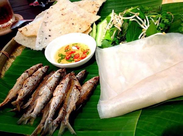 Cá mương cuốn bánh tráng: Những con cá mương nhỏ được chiên giòn rụm, đặt trong mẹt lót lá chuối, xương mềm và thơm phức, cuốn trong lớp bánh tráng nhúng nước, cho thêm chút giá tươi, rau, dưa leo… rồi chấm chút nước mắm là sẵn sàng thưởng thức. Cá ồ hấp cuốn bánh tráng cũng là món Phú Yên trứ danh. Món cá cuốn bánh tráng được bán ở quán đặc sản Phú Yên trên đường Lê Văn Sỹ, Đặng Văn Ngữ… với giá từ 70.000 đồng. Ảnh: Bánh Bèo Quơ.