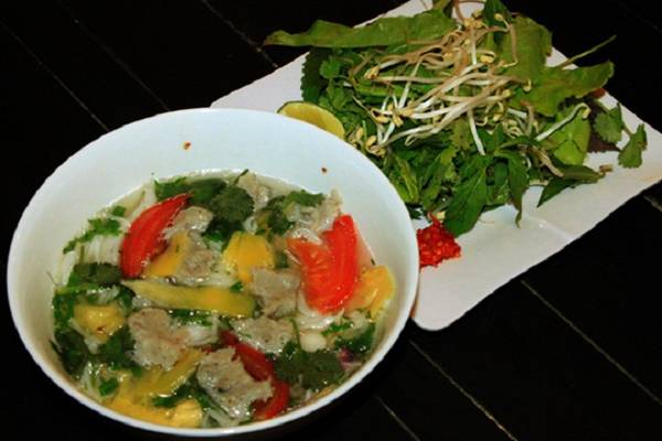 Bún cá thác lác:  Bún cá thác lác gọi theo cách của người Phú Yên là bún cá sóc lác. Đây là món ăn sáng quen thuộc của dân bản địa, kết hợp giữa bún sợi nhỏ, nước dùng đậm đà, chả cá thác lác và các loại rau sống ăn kèm. Ở Sài Gòn, bạn có thể ghé Bánh Bèo Quơ, Phú Yên Quán đường Trường Sơn để thưởng thức với giá từ 25.000 đồng một tô. Ảnh: Huấn Phan.