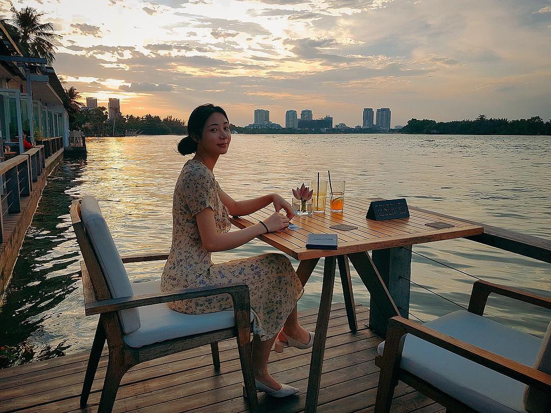 Không gian nhà hàng The Deck Saigon quận 2 view sông