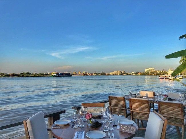 Không gian nhà hàng The Deck Saigon quận 2 view sông