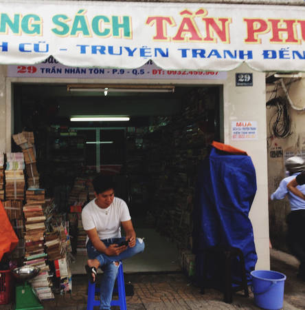 Sách cũ đa dạng tại phố sách cũ Sài Gòn