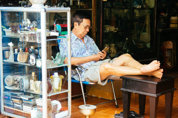 Chủ hàng sành sỏi về đồ cũ tại Lê Công Kiều
