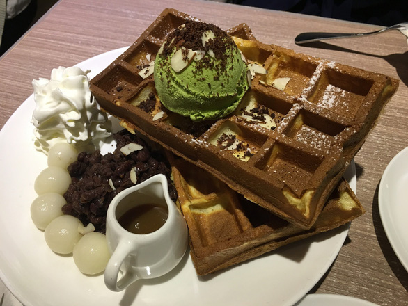 Kem trà xanh ăn kèm bánh ngọt tại Via Tokyo Hong Kong